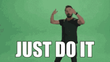 Шайа Лабаф на зелёном фоне кричит «JUST DO IT»
