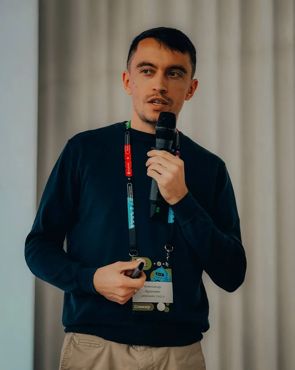 Александр Арсенкин с микрофоном во время выступления