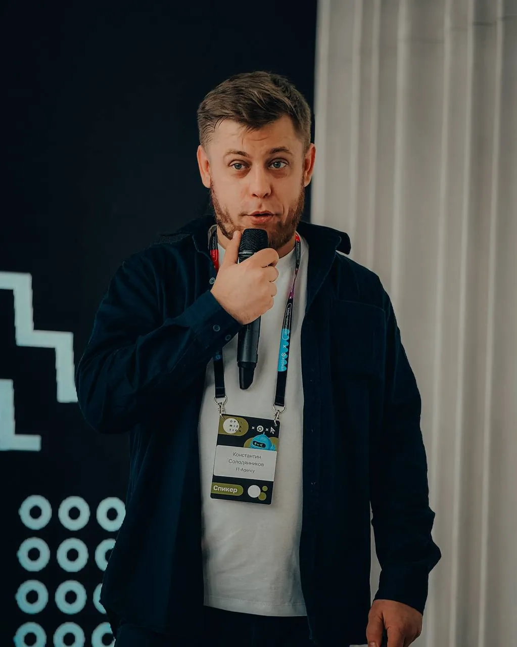 Константин Солодянников с микрофоном во время выступления