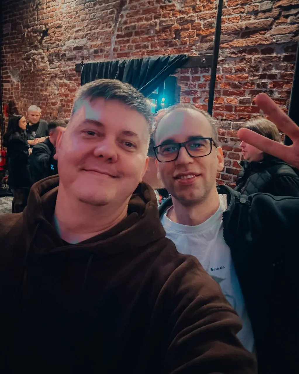 Станислав Кириченко и Владислав Папернюк на фоне кирпичной стены