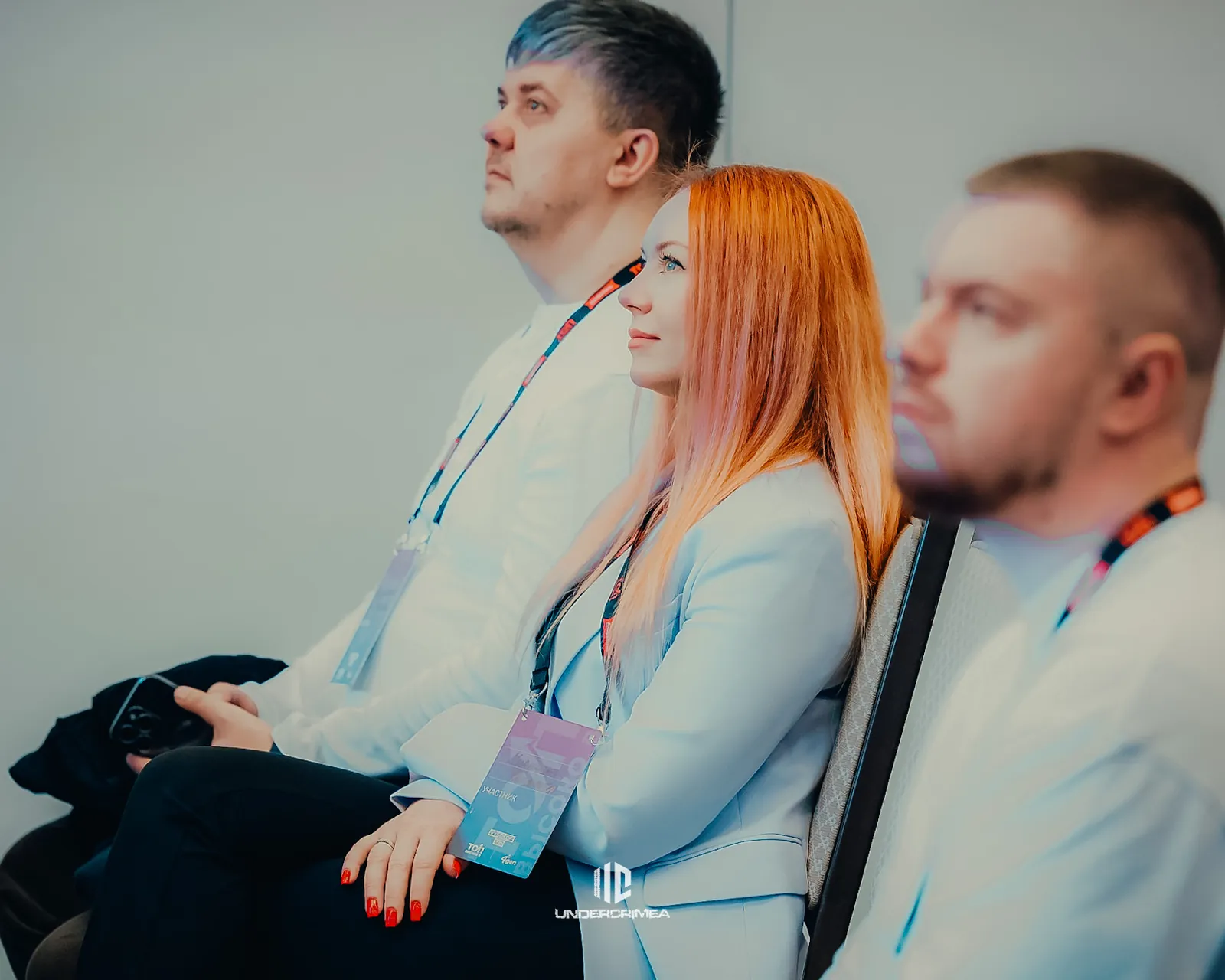 Жена автора и соседи по ряду слушают доклад