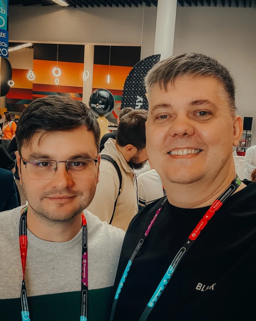 Станислав Кириченко и Артём Высоков делают селфи на конференции Optimization 2026 в Сколково